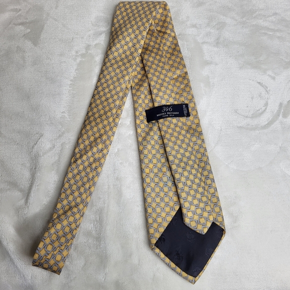 Brooks Brothers 346 Silk Tie. Elegant Yellow Geometric Pattern. - Picture 5 of 7